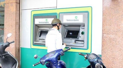 ATM lỗi, hết tiền luôn là ám ảnh của khách hàng dịp lễ, Tết.