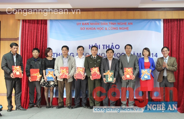 Bàn giao kết quả nghiên cứu KHCN cho các địa phương                và các ngành liên quan