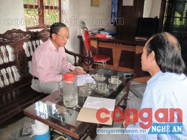 Tác giả làm việc với Chủ tịch xã Thanh Tùng