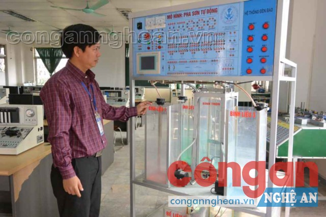 Thầy Phạm Quang Thành với mô hình pha sơn tự động