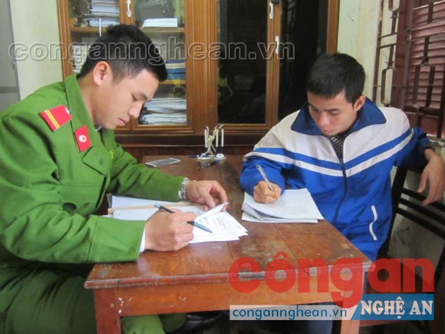Đối tượng Lê Quốc Tuấn, kẻ gây ra nhiều vụ trộm xe máy đang khai báo tại cơ quan Công an