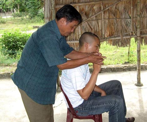 Một thầy lang đang bắt con ma thuốc độc cho… phóng viên.