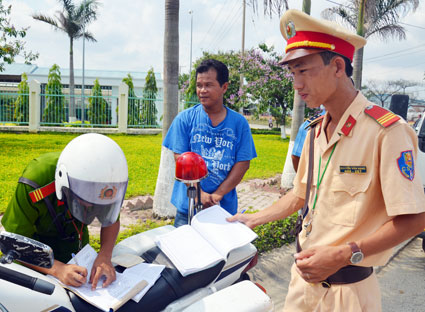 Công an huyện Tân Thành lập biên bản xử lý một trường hợp vi phạm trật tự an toàn giao thông.