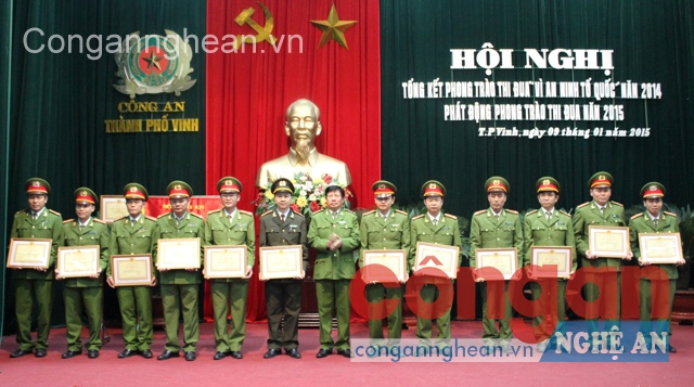 Đại diện lãnh đạo Công an tỉnh trao tặng giấy khen cho cá nhân, tập thể đạt thành tích xuất sắc