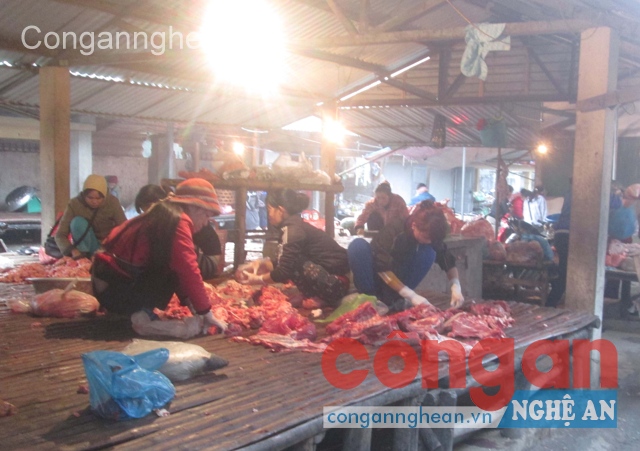 Một số quầy hàng bán thịt trâu, bò, lợn tại chợ Mới Dâu, xã Nghi Phú (Ảnh chụp lúc 6 giờ 3 phút ngày 28/12/2014)
