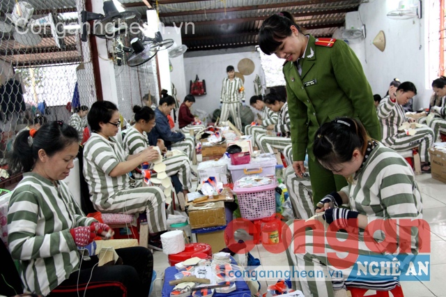 Phạm nhân đang khâu bóng tại Phân trại số 3, Trại giam số 6