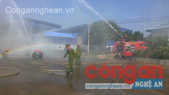 Phòng Cảnh sát PC&CC số 3 tổ chức diễn tập các tình huống chữa cháy