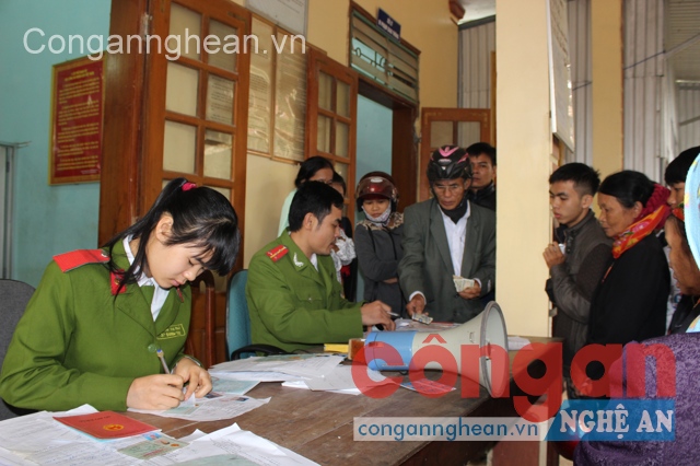 Đoàn viên, thanh niên Công an huyện Yên Thành tận tình làm thủ tục cấp, đổi CMND tại “Bộ phận một cửa”