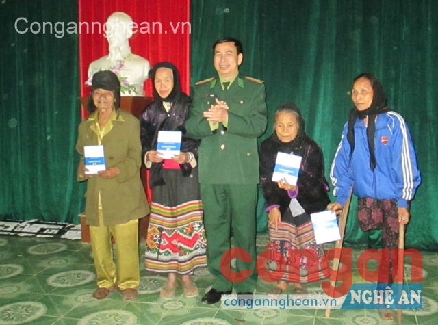 Tặng sổ tiết kiệm cho các hộ nghèo