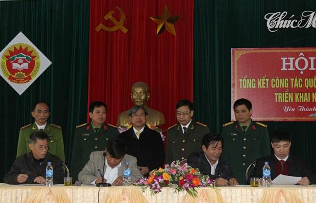 Đại tá Lữ Văn Tường, Phó Giám đốc Công an tỉnh trao Giấy khen cho các cá nhân có thành tích xuất sắc