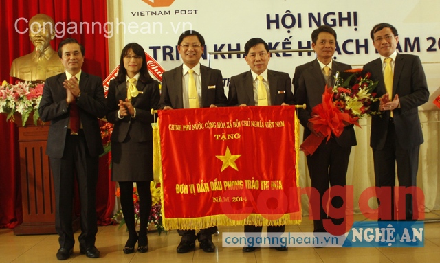 Đồng chí Lê Ngọc Hoa, Phó Chủ tịch UBND tỉnh trao tặng Cờ “Đơn vị dẫn đầu phong trào thi đua” của Chính phủ cho Bưu điện tỉnh