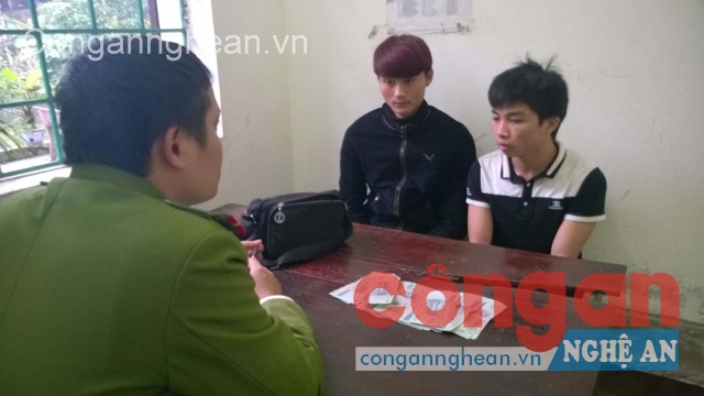  2 đối tượng cướp giật Nguyễn Minh Cương và Nguyễn Văn Hà cùng tang vật tại cơ quan Công an