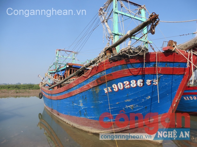Tàu NA 90286 TS sau khi được trục vớt và lai dắt về đất liền