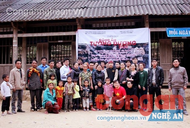 Đoàn chiến dịch “Đông ấm Tương Dương” chụp ảnh cùng bà con dân bản