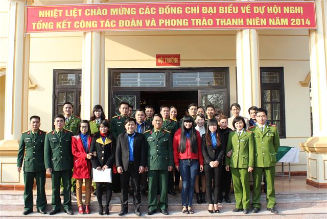 Các đại biểu chụp ảnh lưu niệm 