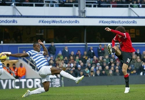  Fellaini (phải) mở tỉ số cho MU