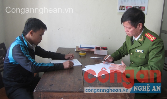   Công an huyện Nam Đàn lấy lời khai đối tượng trộm xe máy