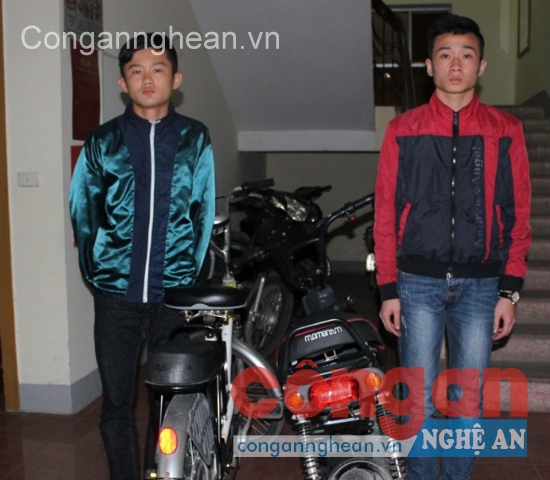 Hai đối tượng và tang vật tại cơ quan Công an