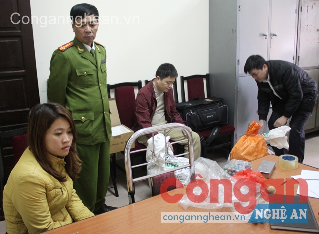 Ngô Thị Mai cùng tang vật tại cơ quan Côngan