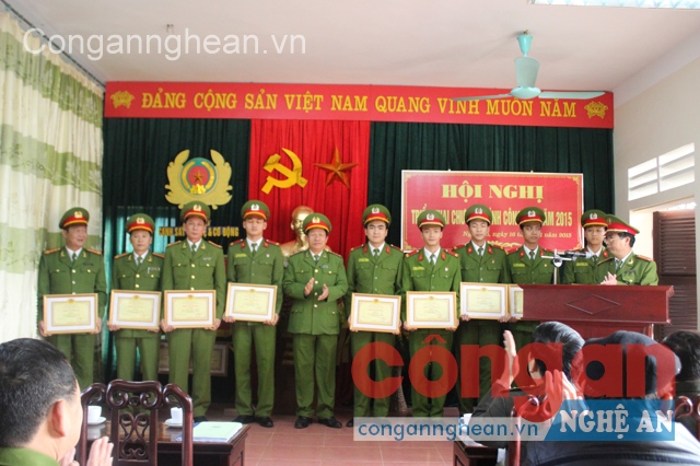 Đại tá Lữ Văn Tường, Phó Giám đốc Công an tỉnh trao danh hiệu Chiến sĩ  thi đua cho các CBCS Phòng PC65