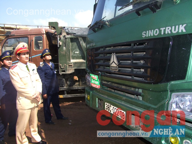 Do chở quá trọng tải, lái xe đã vừa chạy vừa nâng ben đổ đá trên đường, gây nguy hiểm cho lực lượng chức năng