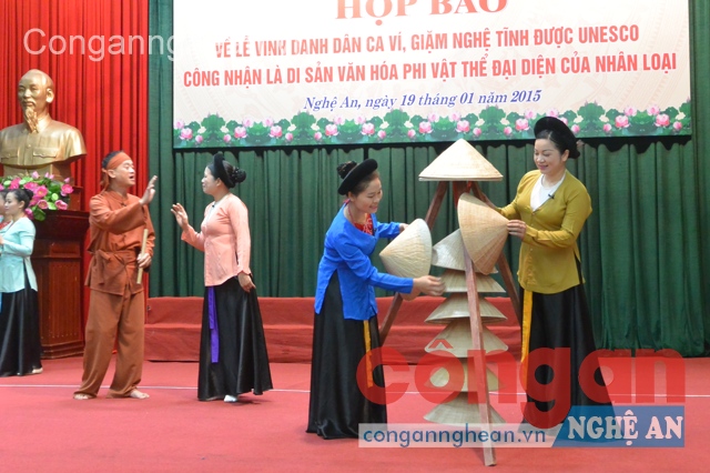Các tiết mục dân ca Ví, Giặm được biểu diễn tại cuộc họp báo