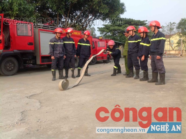 CBCS Phòng Cảnh sát PC&CC số 2 diễn tập phương án chữa cháy