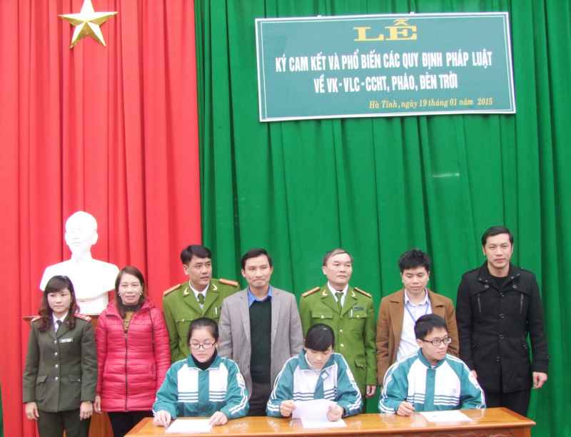 Học sinh cam kết không sử dụng pháo