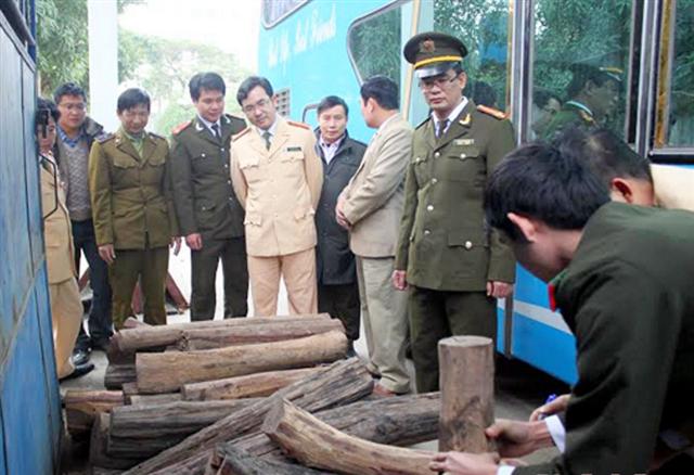 Các lực lượng chức năng thu giữ hàng nhập lậu