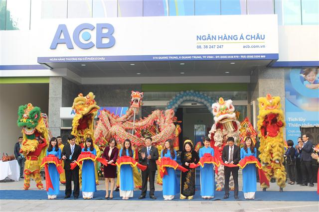 Cắt băng khánh thành