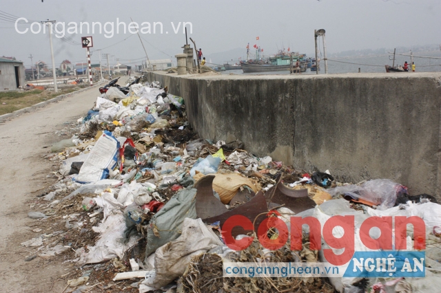 Rác thải ứ đọng, tập kết bừa bãi tại phường Quỳnh Phương, TX Hoàng Mai