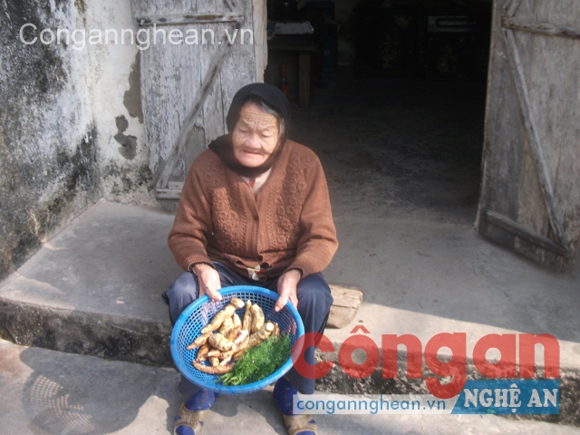 Bà Vần trong căn nhà bếp của con