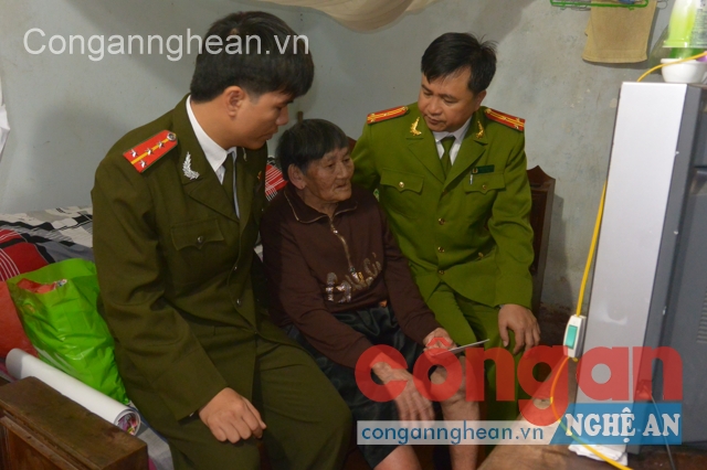 Đoàn tới thăm mẹ Việt Nam anh hùng Nguyễn Thị Ba, 100 tuổi tại thị trấn Thanh Chương