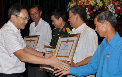 Ông Hoàng Nghĩa Doãn, Ủy viên Ban Thường vụ, Chủ nhiệm Ủy ban Kiểm tra Tỉnh ủy tặng giấy khen cho các tập thể có thành tích xuất sắc trong thực hiện công tác kiểm tra, giám sát năm 2014.