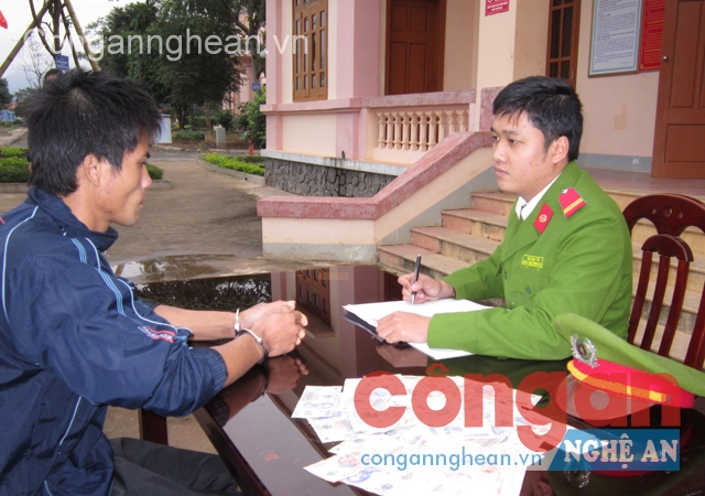 Cán bộ Công an huyện Nghĩa Đàn bắt giữ đối tượng trộm cắp tài sản