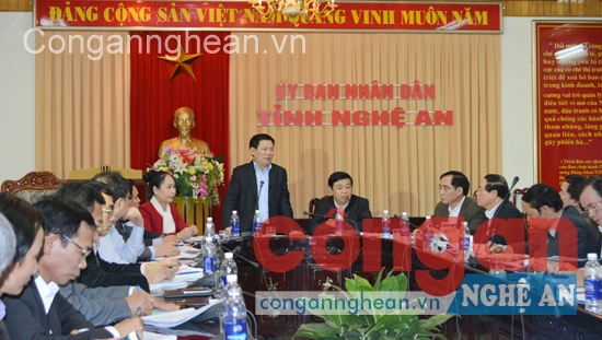 Đồng chí Hồ Đức Phớc, Bí thư Tỉnh ủy dự và phát biểu ý kiến tại cuộc họp