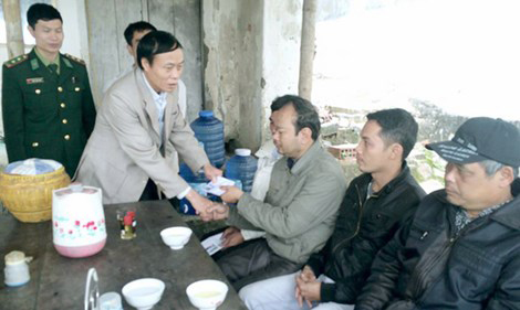Lãnh đạo TX Hoàng Mai và Đồn Biên phòng Quỳnh Phương thăm hỏi, động viên và trao quà hỗ trợ các thuyền viên bị chìm tàu trên biển - Ảnh: Nguyễn Vân