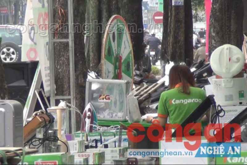 Các sản phẩm trưng ra khiến cho vỉa hè lộn xộn, mất thẩm mĩ