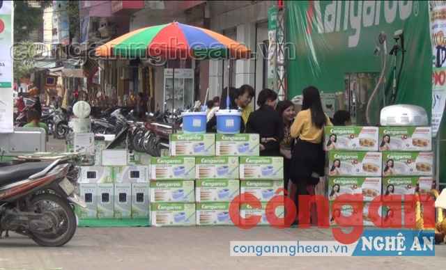 Trong lúc nhiều đơn vị khác chấp hành nghiêm túc quy định không lấn chiếm vỉa hè thì ở đây ngược lại