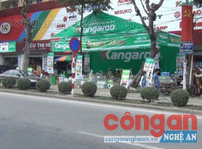 Vỉa hè bị chiếm dụng để dựng gian hàng trưng bày sản phẩm