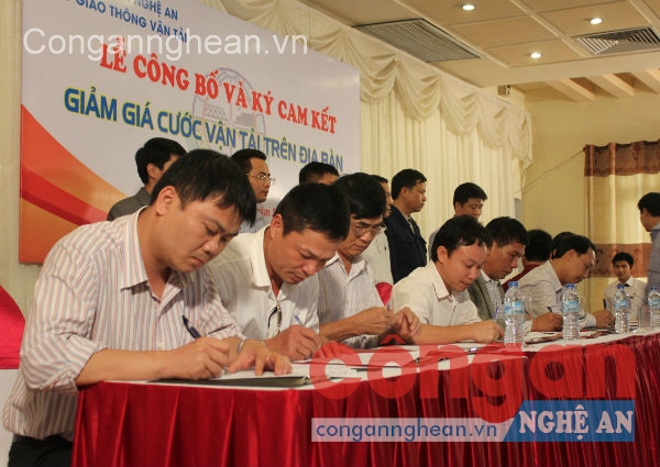Các doanh nghiệp vận tải bằng ôtô ký cam kết giảm giá cước vận tải 