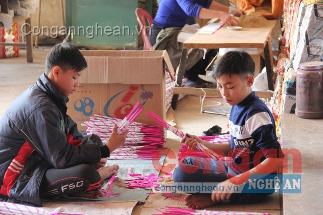 Những đứa trẻ cũng tranh thủ làm hương trầm