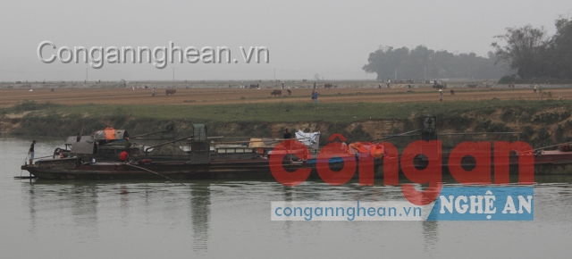 Phát hiện có người ghi hình, chụp ảnh, tàu hút cát lập tức tắt máy