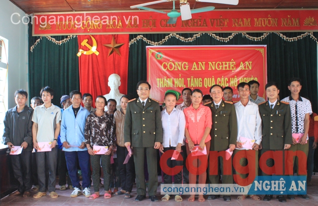Đại tá Hồ Văn Tứ, Phó Giám đốc Công an tỉnh trao 60 suất quà Tết cho các hộ gia đình nghèo ở xã Châu Hoàn, huyện Quỳ Châu