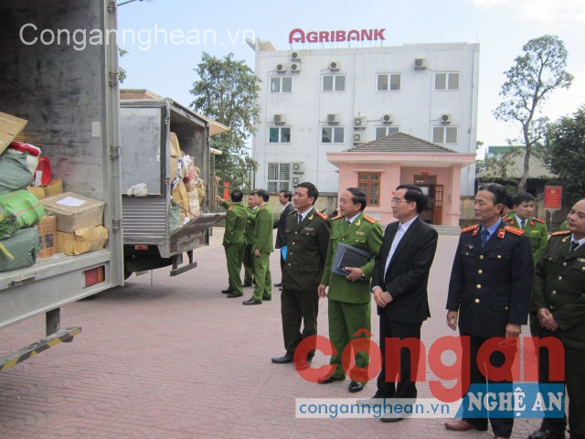 2 xe tải chở 15 tấn hàng giả và dụng cụ sản xuất  tại cơ quan CSĐT Công an Nghệ An 
