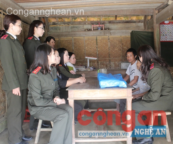 Trao quà đến các hộ nghèo có hoàn cảnh  đặc biệt khó khăn