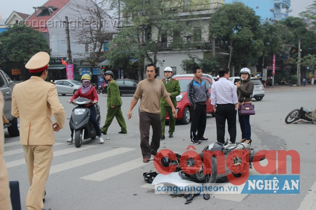 Đội CSGT Công an TP Vinh nhanh chóng có mặt tại hiện trường
