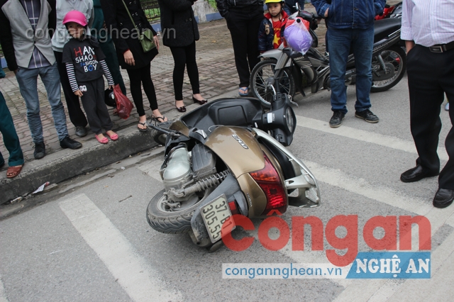 Một chiếc xe máy bị văng ra khá xa