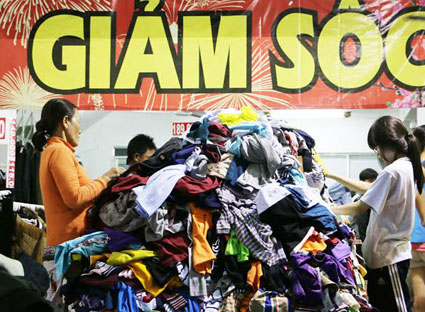 Khách hàng mua quần áo tại một cửa hàng giảm giá trên đường Ba Cu (TP. Vũng Tàu). Ảnh: Bùi Hương