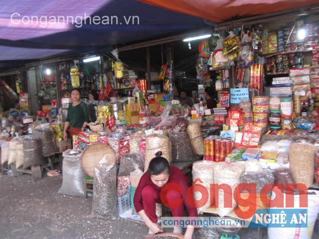 Các sản phẩm không rõ nguồn gốc được bày bán tràn lan trên các sạp hàng tại chợ Vinh